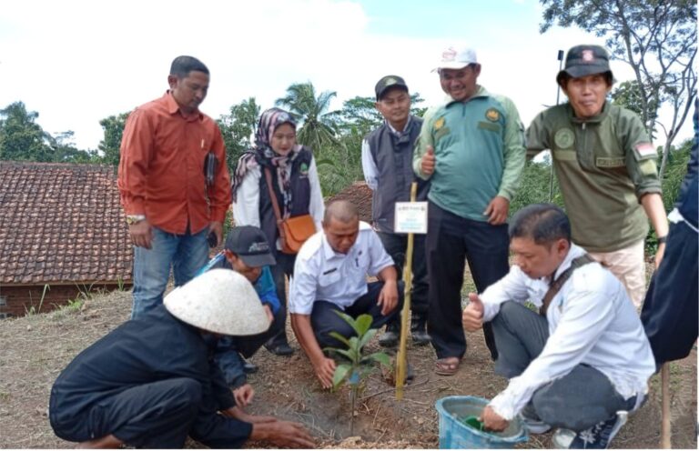 Barisan Delapan Center Dan Ormas BBC Garut Bekerjasama Yayasan Miftahul Khozainil Asror Gelar Aksi Menanam Pohon