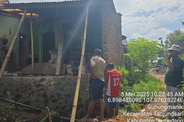 Deni Alamsyah Kepala Desa Gunungmanik Kecamatan Tanjungsari Kabupaten Sumedang Salurkan Bantuan Untuk Warga Puskopad Terdampak Longsor
