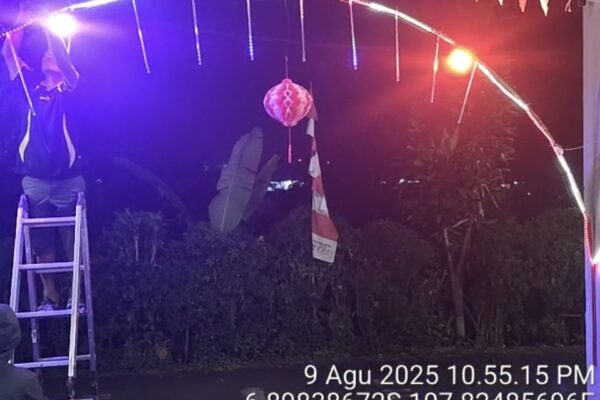Mementum Peringatan HUT RI Ke-80 Tahun , Lukman Ketua Rt.03/04 Puskopad Bersama Warga Hias Lingkungan Dengan Lampu Hias